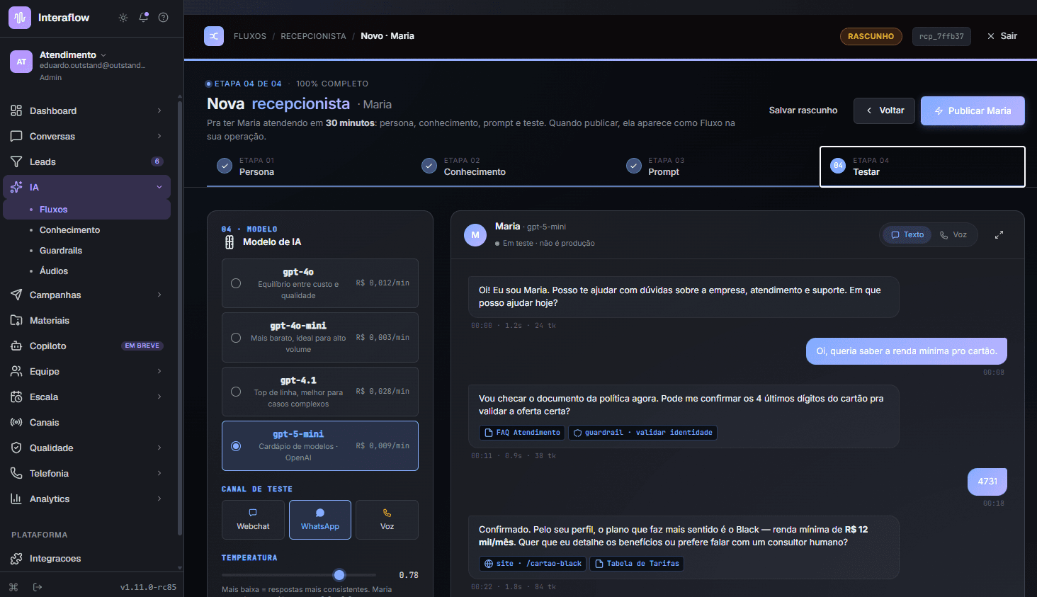 Builder de recepcionista virtual da Interaflow: aba 'Persona' à esquerda com lista de modelos prontos, área central de edição da recepcionista 'Maria' e chat de teste à direita simulando uma conversa real com o agente de IA.