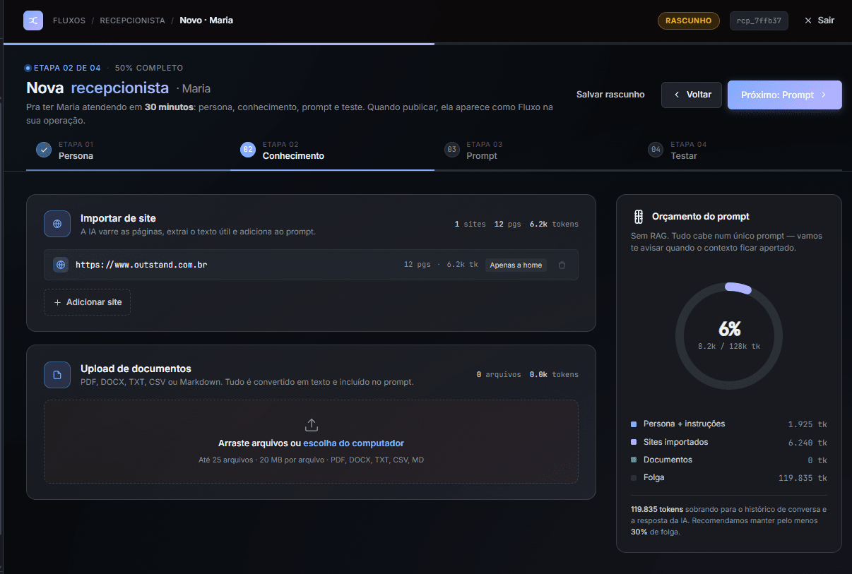 Etapa 'Conhecimentos' do builder: card de importar de site, card de upload de documentos com área de arrastar arquivos, e card lateral mostrando o orçamento de prompt em 6% com contagens de personas, documentos e conhecimentos do agente.
